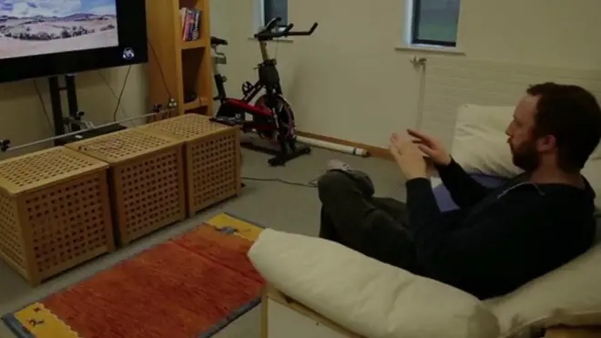 Чолов?к керу? телев?зором за допомогою рук