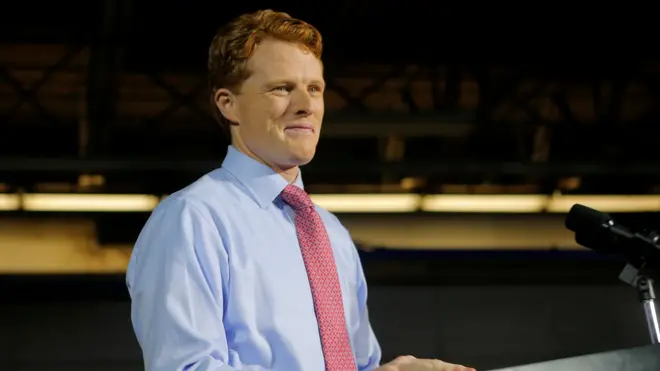 El representante Joe Kennedy III toma el micrófono para dar la réplica al discurso del Estado de la Nación.