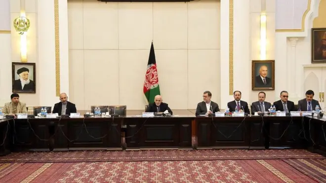 جلسه فوق‌العاده کابینه افغانستان تصمیم گرفته تا وزرای استیضاح شده تا زمان تصمیم دادگاه عالی به کارشان ادامه دهند