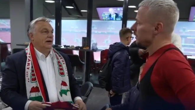 Віктор Орбан із шарфом з мапою "Великої Угорщини" спілкується з угорським футболістом