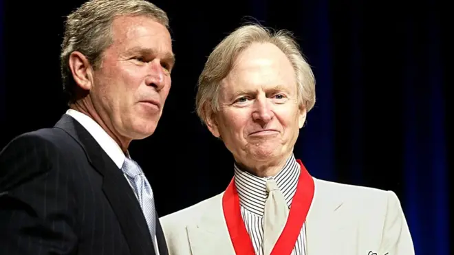 В 2002 году тогдашний президент США Джордж Буш вручал Тому Вулфу (на фото справа) медаль за национальные гуманитарные достижения