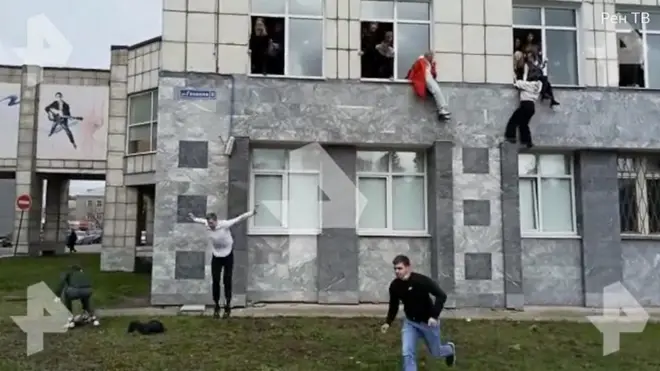 Вооруженный человек напал на университет в Перми. Видео