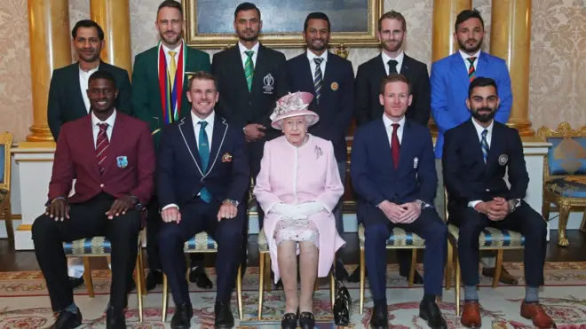 ګلبدین نایب له ۹ نورو کپتانانو سره یو ځای نن له ملکې الېزابت سره وکتل