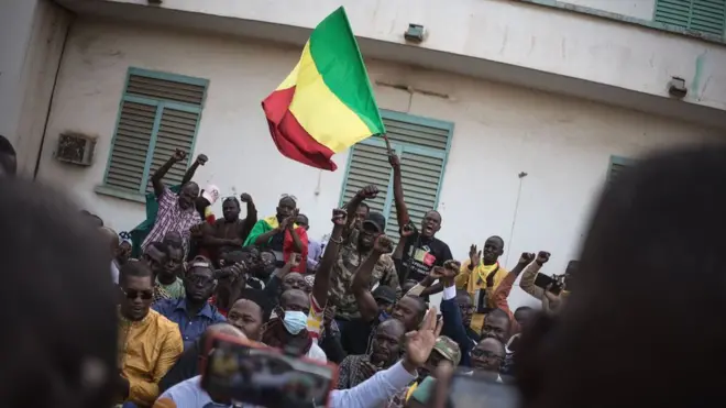 Des militants de la plateforme Yerewolo (debout sur les remparts en bambara) crient des slogans anti-français et anti-Communauté économique des États de l'Afrique de l'Ouest (CEDEAO)