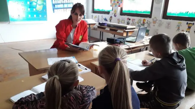 Kod učiteljice Emine Redžović Čokić na času - sva deca sede u prvoj klupi. Iz čitave škole