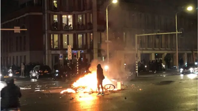 Aksi menentang pembatasan kegiatan masyarakat berlangsung di Den Haag, Belanda, pada 20 November 2021.