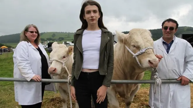 Llyr creció en un pueblo de Gales, en Reino Unido, en el seno de una familia de granjeros.