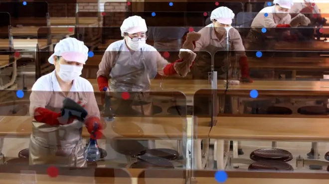 11일 대전 중구 충남여자고등학교 급식실에서 조리사들이 설치된 칸막이를 소독하고 있다