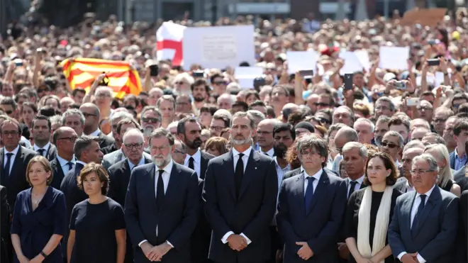 Spanish king leads a minute's silence