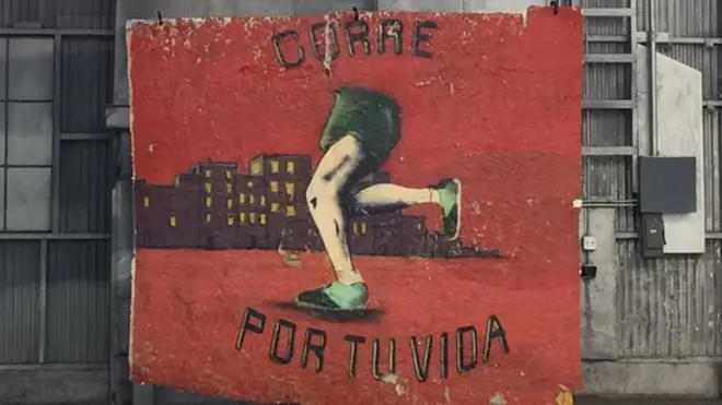 Algunas de las obras de arte hacen referencia a la actual situación que se vive en la frontera entre México y Estados Unidos.