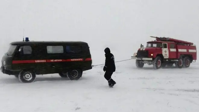 Рятувальники на Одещині витягають з замету машину "швидкої", яка їхала на виклик