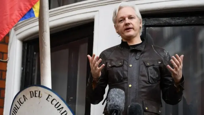 Assange Ekvador Büyükelçiliği'nin balkonundan konuştu