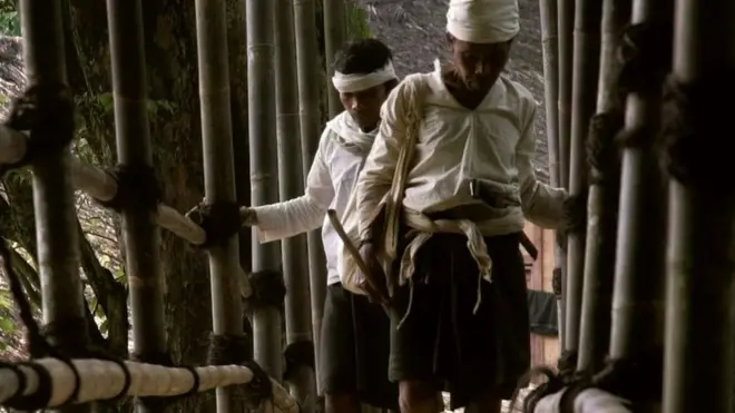 Suku Baduy Dalam yang membatasi kehidupan modern kini menghadapi masalah sampah plastik.