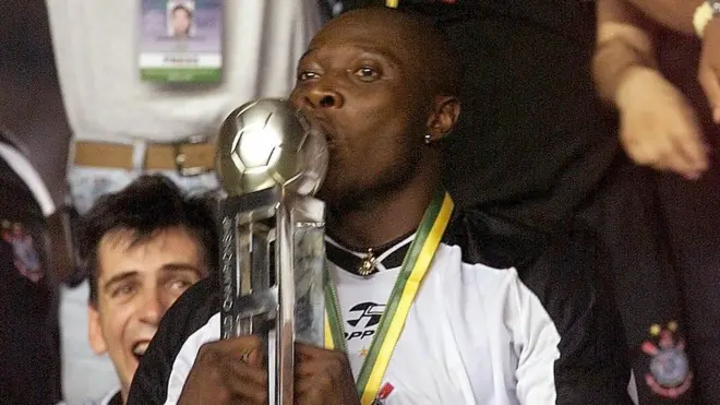 Rincón besa la copa alcanzada con el Corinthians en el año 2000.
