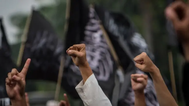 Polisi dan GP Anshor menyebut bendera yang dibakar di Garut adalah bendera Hizbut Tharir Indonesia (HTI). Namun kelompok itu menyangkal memiliki simbol atau logo tertentu.