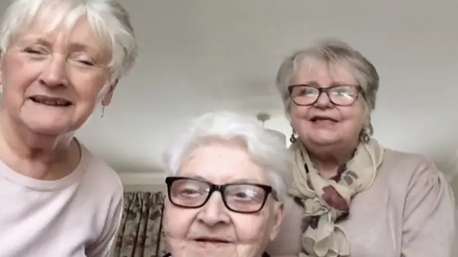 Tri bake u karantinu na video pozivu sa BBC novinarkom