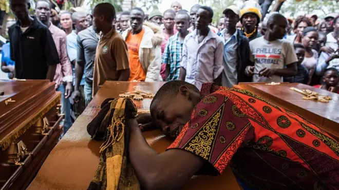 Nwoke na-ebe akwa n'elu akpati ozu