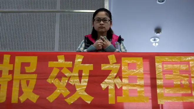 2020年中國的應屆畢業生有874萬。但官方用語和宣傳中隱去了一個事實，這是歷年來的最高人數，它比剛過去"創新高"的2019年還要多40萬。