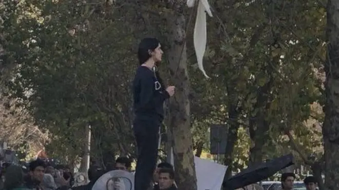 اس جوان خاتون کی تصویر مظاہرے شروع ہونے سے ایک روز قبل سوشل میڈیا پر پوسٹ کی گئی