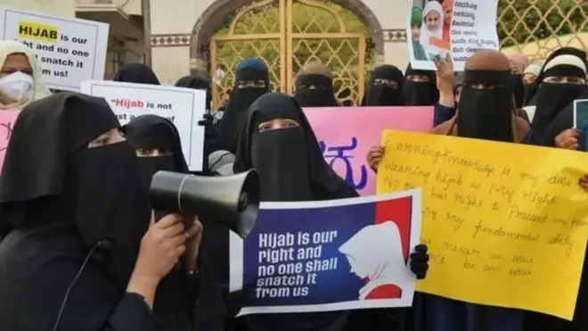 హిజాబ్‌కు మద్దతుగా విద్యార్థినులు నిరసన