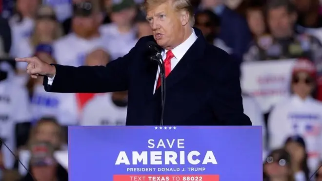 美國前總統特朗普出席2022年1月29日"拯救美國"大集會。特朗普雖然離任，但仍然是美國輿論關注的焦點。