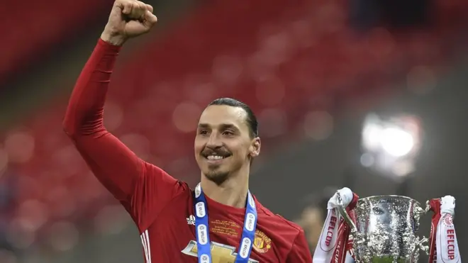 Ibrahimovic untuk pertama kalinya meraih piala di Inggris dengan mengantarkan kemenangan MU atas Southampton di babak final Piala EFL.