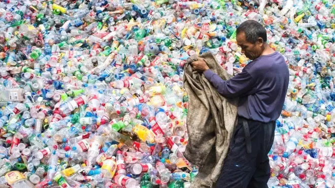 China es el principal importador global de muchos tipos de materiales de reciclado, incluidos plástico, papel y metales.