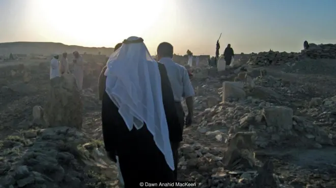 MacKeen menelusuri jejak sejarah kakeknya hanya lewat petunjuk di buku harian kakeknya.