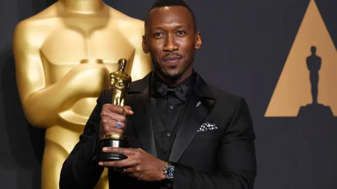 فلم مون لائٹ میں ہم جنس شخص کا کردار ادا کرنے پر مہرشالہ علی کو بہترین معاون اداکار کا آسکر ایوارڈ دیا گیا