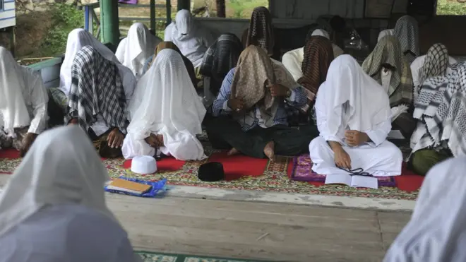 Para peserta ritual Suluk tekun mendaraskan ayat-ayat Al-Quran di Pesantren Seuramoe Darussalam, di pelosok Gampong Beuredeun, Kecamatan Peukan Bada, Kabupaten Aceh Besar, Provinsi Aceh.