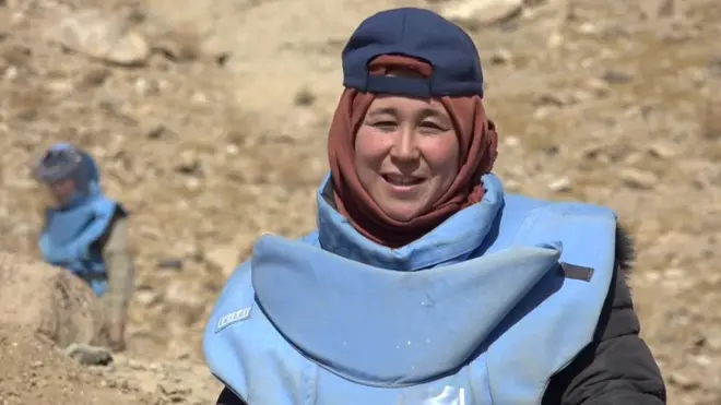 في أفغانستان: أول فريق نسائي لتفكيك الألغام
