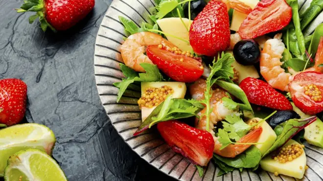 салат з полуницею, креветками та авокадо