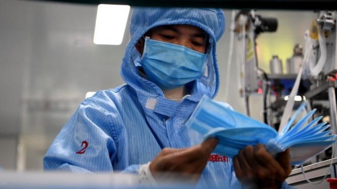 中國醫用防護用品生產企業趕製口罩等醫用產品