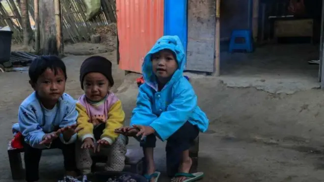 စစ်ရှောင်စခန်းက ချမ်းအေးဒဏ်ကို မီးလှုံရင်း ခံစားနေရတဲ့ ကလေးငယ်များ