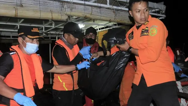 Tim SAR menemukan tiga jenazah korban kebakaran KM Express Cantika 77, sehingga total korban tewas menjadi 17 orang.