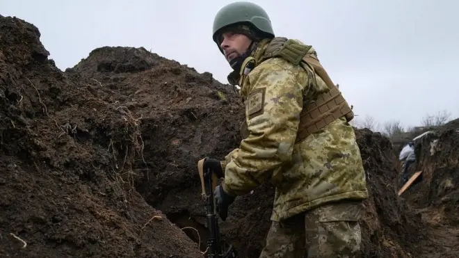 Солдат ВСУ в окопе