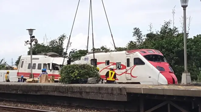 台灣宜蘭新馬車站出軌的普悠瑪號列車殘骸（台灣中央社圖片22/10/2018）