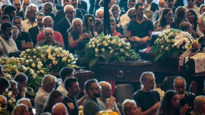 Похороны проходят в здании Торгово-промышленной выставки Генуи