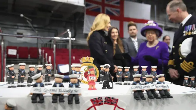 Nữ Hoàng Elizabeth II lên tàu mang tên bà dự lễ đưa chiếc hàng không mẫu hạm lớn nhất của Hải quân Anh vào hoạt động