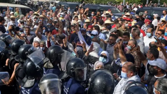 معارضو الرئيس التونسي وصفوا قراراته الأخيرة بأنها "انقلاب"