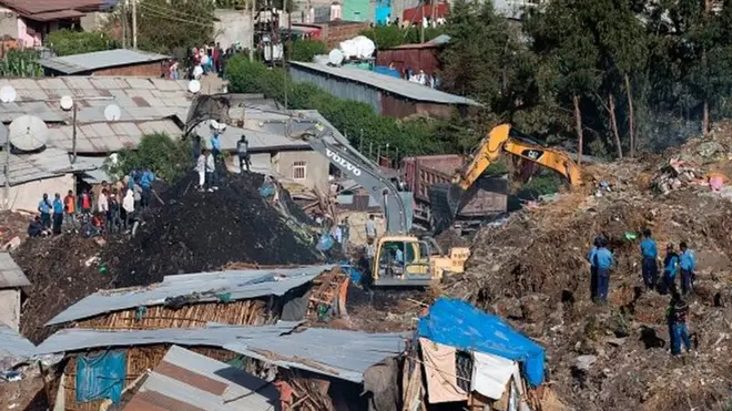 Dimanche après-midi, six excavatrices cherchaient dans l'océan de déchets d'éventuels survivants ou corps.