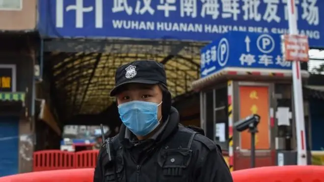 Se cree que la epidemia se originó en el mercado de alimentos de Wuhan, una urbe de 11 millones de habitantes en China.