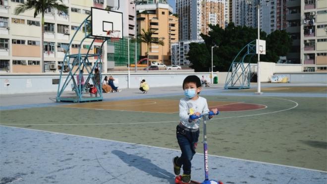 许多香港市民在新型肺炎疫情初期就戴上口罩。