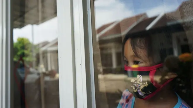(Foto ilustrasi). "Anak-anak dipakaikan masker nggak betah, dan masker nggak mengganti social distancing. Lebih baik anak nggak usah keluar," tutur Anggraini Alam, Dokter Anak di Rumah Sakit Dokter Hasan Sadikin Bandung.