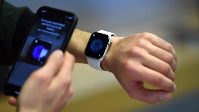 شخص يرتدي ساعة من طراز أبل ووتش