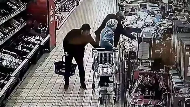 كاميرا مراقبة ترصد لصا يسرق امرأة تبلغ 87 عاما