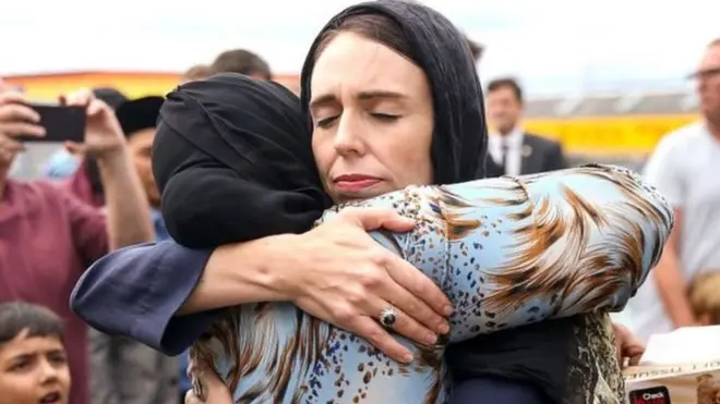 प्रधानमंत्री जैसिंडा अर्डर्न पीड़ित परिवारों से मिलने हिजाब पहन कर पहुंचीं।