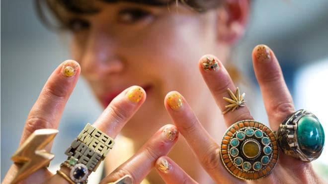 加州一名女模特在20187年大麻合法化後，展示系列大麻主題的戒指首飾。