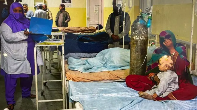 امرأة مصابة مع طفل في المستشفى