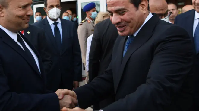 الرئيس المصري عبد الفتاح السيسي مرحبا برئيس الوزراء الإسرائيلي نيفتالي بينيت في شرم الشيخ